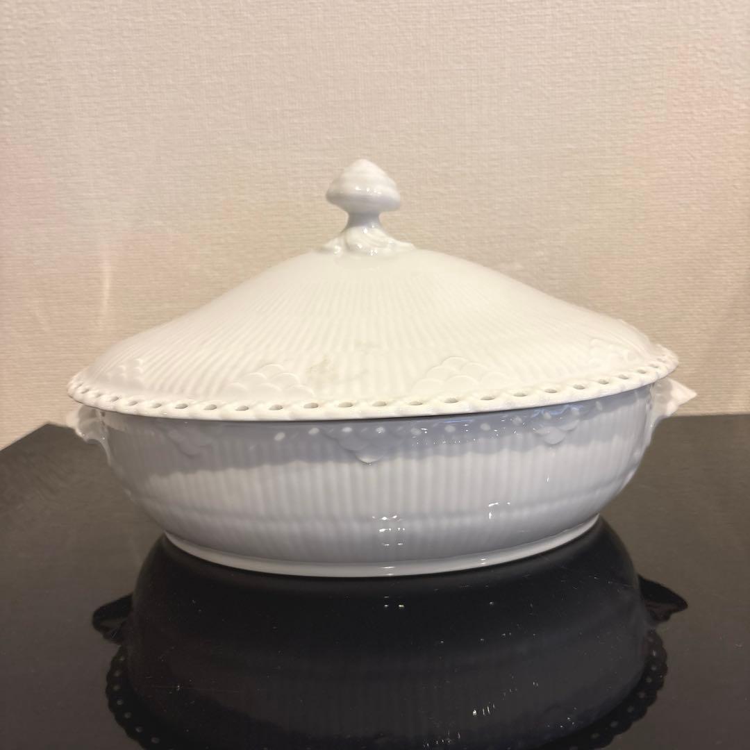 ［ロイヤルコペンハーゲン］ホワイトフルーテッドフルレース　スープチューリン ホワイトフルーテッド フルレース|ロイヤル コペンハーゲン 公式