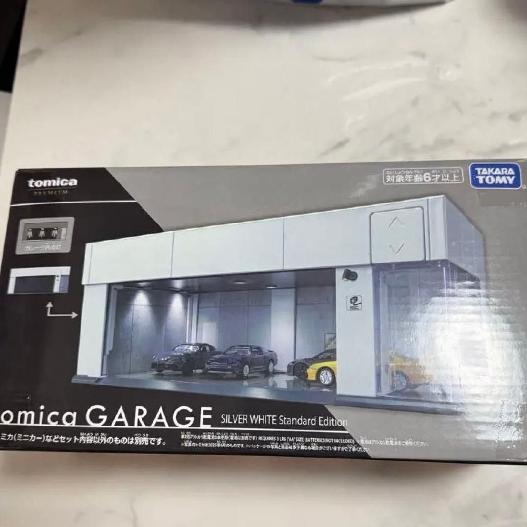 トミカ ガレージ シルバー・ホワイト トミカプレミアム tomica GARAGE SILVER WHITE Standard Edition